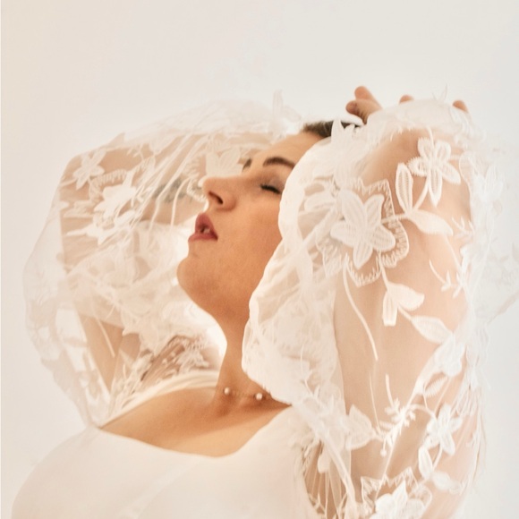 Elegant White Long Sleeve Lace Dress - Picture 3 of 3